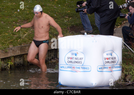 David Walliams enters the water at the start of his 140 mile swim of the river Thames in aid of Sport Relief. Stock Photo