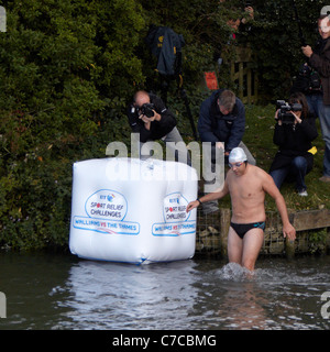 David Walliams enters the water at the start of his 140 mile swim of the river Thames in aid of Sport Relief. Stock Photo