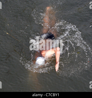 David Walliams swimming at the start of his 140 mile swim of the river Thames in aid of Sport Relief. Stock Photo