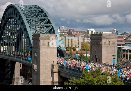 Runners in the 2011 Bupa Great North Run coming over the Tyne Bridge in Newcastle, view from the Gateshead side, Tyne and Wear Stock Photo