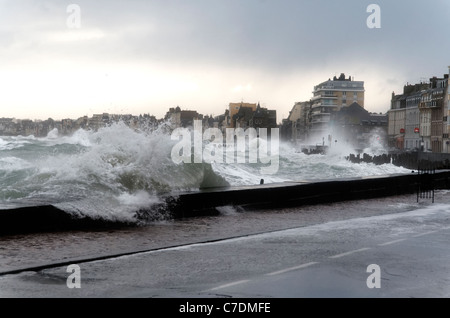 Storm in St Malo, powerful waves against the sea wall (Chaussée du Sillon), Brittany, France. Stock Photo