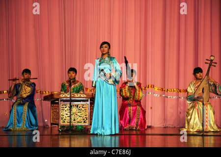 Female singer and four musicians performing at Tang dynasty dinner show, Xian, China Stock Photo