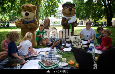 Yogi Bear, Boo Boo and wild life presenter Michaela Strachan having a picnic with children to launch national Pic-A-Nic Week Stock Photo