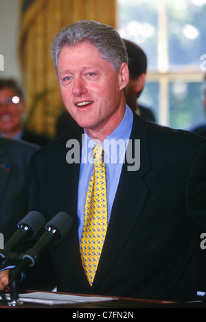 President Bill Clinton makes a statement at the Oval Office in the White House in Washington, DC. Stock Photo