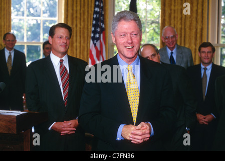 President Bill Clinton makes a statement at the Oval Office in the White House in Washington, DC. Stock Photo