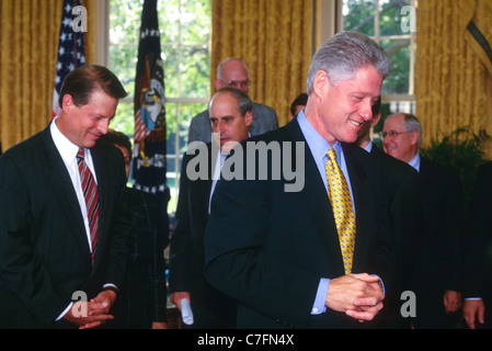 President Bill Clinton makes a statement at the Oval Office in the White House in Washington, DC. Stock Photo