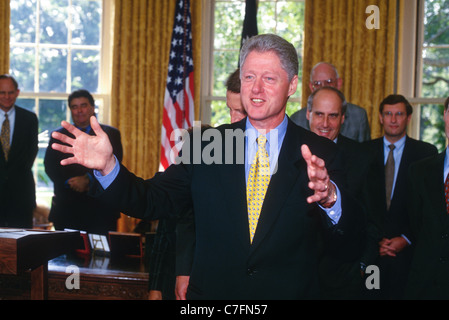 President Bill Clinton makes a statement at the Oval Office in the White House in Washington, DC. Stock Photo