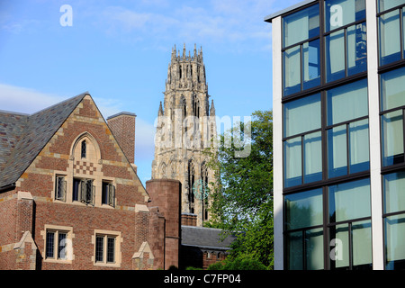 Harkness Tower. Yale University. Jonathan Edward Residential College on left, art gallery on right. New Haven, CT. Stock Photo