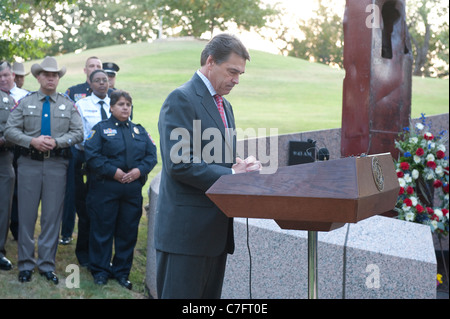 Texas Gov. Rick Perry commemorates the 10th anniversary of the 9/11terrorist attacks at the Twin Towers Monument in Austin Stock Photo
