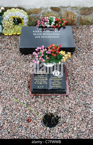 grave of ira members kieran doherty who died on hunger strike in 1981 sean mcilvenna and jim mckernan milltown cemetery Stock Photo