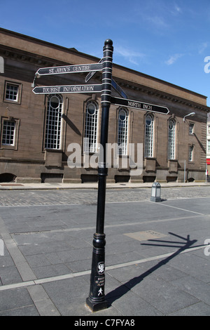 City of Perth, Scotland. A direction sign near St John’s Place with Perth City Hall in the background. Stock Photo