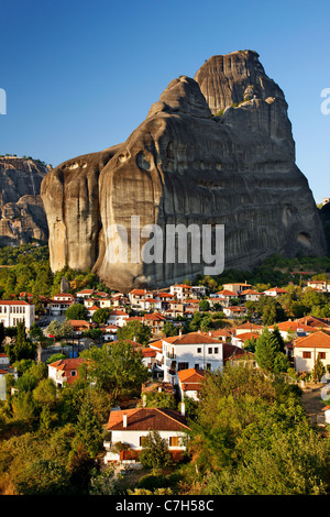 Kastraki village in the 'shadow' of the rocks of Meteora.  Trikala, Greece Stock Photo