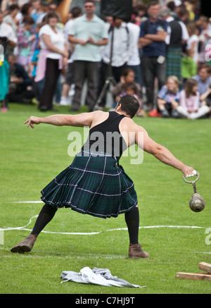 'Heavy' athlete throwing the 28lb weight at Brodick Highland Games, Isle of Arran Stock Photo