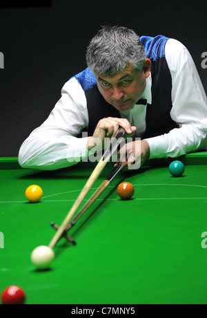 UK, John Parrott, professional, and former World Champion, snooker player and TV personality playing a set of exhibition games Stock Photo