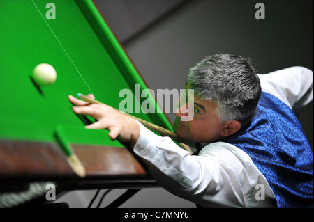 UK, John Parrott, professional, and former World Champion, snooker player and TV personality playing a set of exhibition games Stock Photo