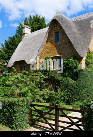 Thatched cottage in the Cotswold village of Great Tew, Oxfordshire, England, UK Stock Photo