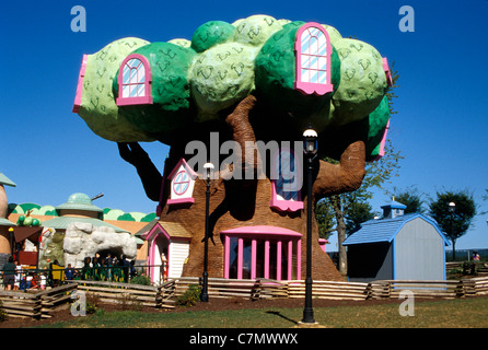 Berenstein Bears tree house at Dorney Park and Wildwater Kingdom in the Lehigh Valley city of Allentown, PA, in 1995. Stock Photo