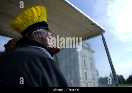 Indian Chief Raoni at Cheverny, Raoni past the Chateau de Chiverny Stock Photo