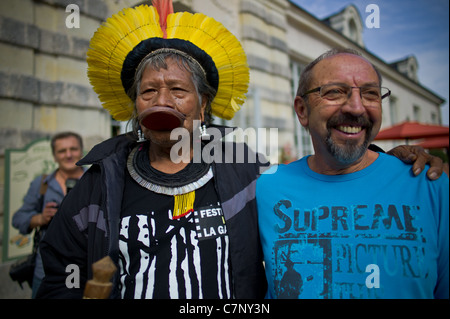 Raoni Kayapo Indian Chief at the castle of Cheverny, Raoni and a visitor to the Park of Chateau de Cheverny Stock Photo