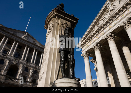 First World War memorial soldier beneath the Bank of England (L) and the columns of Royal Exchange. Stock Photo