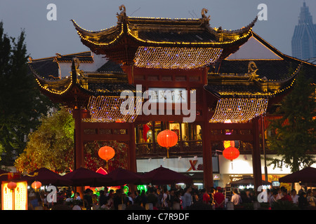 Night view of archway in Confucius Temple square, Nanjing, Jiangsu Province, China Stock Photo