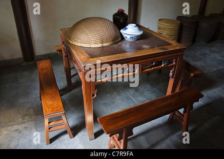 Dining table in traditional residence, Geyuan Garden, Yangzhou, Jiangsu, China Stock Photo