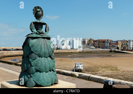 Mrs Booth statue, The Shell Lady of Margate, Turner Contemporary Art Gallery in background, The Stone Pier, Margate, Kent, England, United Kingdom Stock Photo