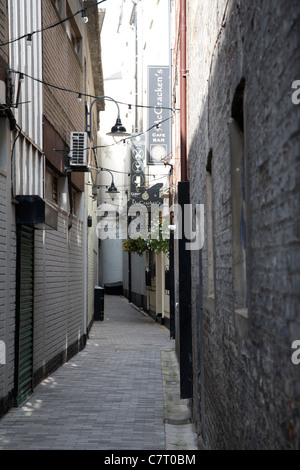 Joys entry and McCrackens Bar, Belfast, Northern Ireland, UK. Joys Entry is one of the 'Entries' Belfasts oldest thoroughfares, Stock Photo