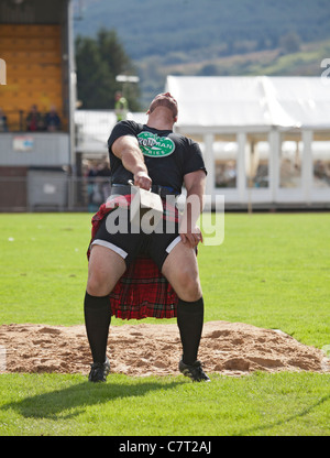 Gregor Edmunds, heavyweight athlete and strong man, throwing the weight for height at Cowal Highland Gathering, 2011, Dunoon. Stock Photo