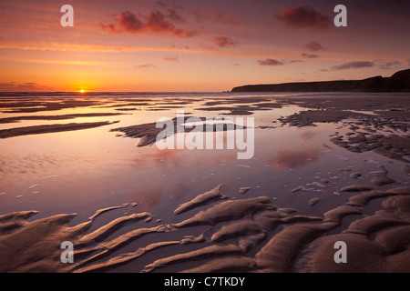 Sunset over the Atlantic Ocean, from the sandy shores of Bedruthan Steps beach, Cornwall, England. Spring (May) 2011. Stock Photo