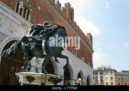 Italy, Emilia Romagna, Piacenza, the Piazza dei Cavalli with statue of Ranuccio I Stock Photo