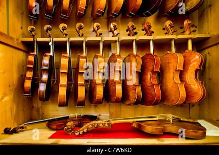 Italy, Lombardy, Cremona, violins in Carlson and Neumann lutemakers workshop Stock Photo