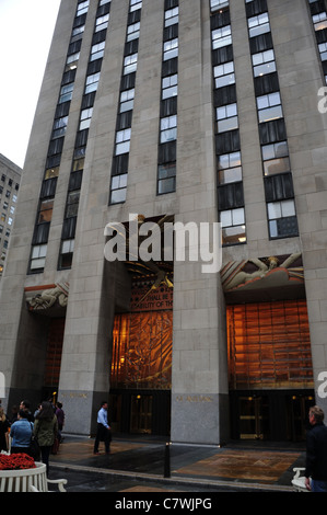 Wet autumn portrait Lee Lawrie sculpture 'Wisdom', main entrance GE Building, Rockefeller Plaza, Rockefeller Centre, New York Stock Photo