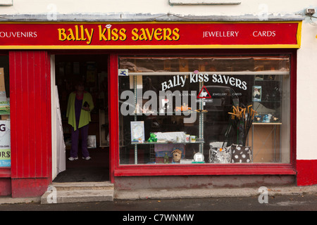 Ireland, Co Wicklow, Avoca, Main Street, Bally kiss savers tourist gift and souvenir shop Stock Photo