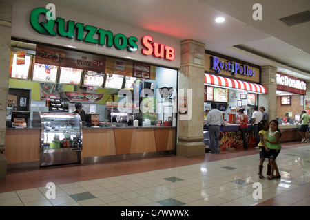 Managua Nicaragua,Metrocentro,shopping shoppers shop shops market buying  selling,store stores business businesses,district,shopping shoppers shop  shop Stock Photo - Alamy