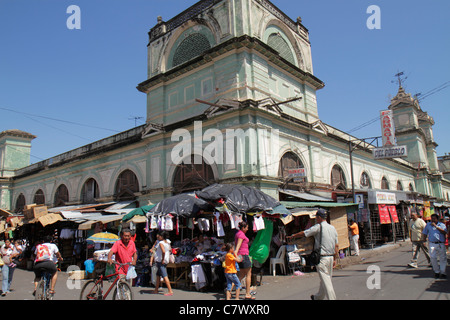 Nicaragua,Granada,Calle Atravesada,shopping shoppers shop shops market buying selling,store stores business businesses,market,street scene,outdoor,ven Stock Photo