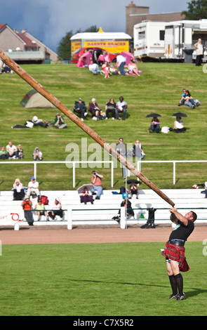 Gregor Edmunds, heavyweight athlete, tossing the caber at Cowal Highland Gathering, 2011 Stock Photo