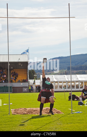 Gregor Edmunds, 'heavy' athlete, throwing the 56lb weight for height at Cowal Highland Gathering, 2011. Stock Photo