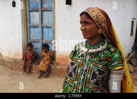 Woman belonging to an untouchable community, the Harijan. In the background, two of her children ( India) Stock Photo