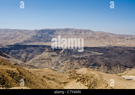 The Kings Highway running through the desert in Jordan, taking the scenic route Stock Photo