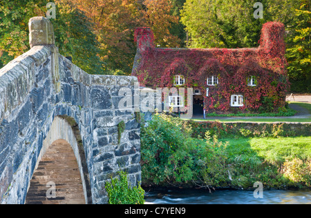 Pont Fawr, Tu Hwnt I’r Bont Tearooms & River Conwy, Llanrwst, Conwy, Snowdonia, North Wales, UK Stock Photo