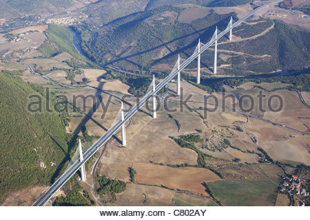 pylon-viaduct-de-millau-norman-foster-michel-virlogeux-2004-stock