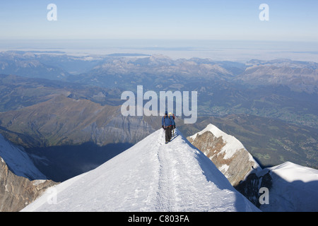 Alpinists reaching the summit (elevation: 4810m) of Mont Blanc. Chamonix, Haute-Savoie, Auvergne-Rhône-Alpes, France. Stock Photo