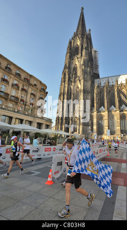 Läufer vor dem Dom beim Köln Marathon Stock Photo