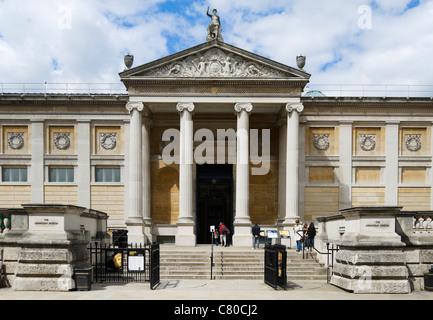 Main entrance to the Ashmolean Museum, Beaumont Street, Oxford, Oxfordshire, England, UK Stock Photo