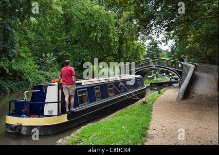 Narrowboat entering the lock gates on the Oxford Canal near Jericho, Oxford, Oxfordshire, England, UK