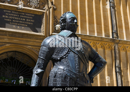 Statue of the Earl of Pembroke in the Old Schools Quadrangle, The Bodleian Library, Oxford, Oxfordshire, England, UK Stock Photo