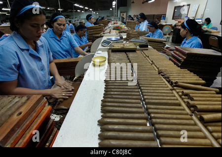 Philippines, Manila, Flor de la Isabela cigar factory Stock Photo