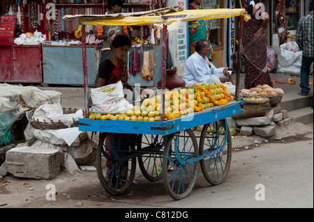 Indian woman selling freshly squeezed orange juice on the streets of Puttaparthi, Andhra Pradesh, india Stock Photo