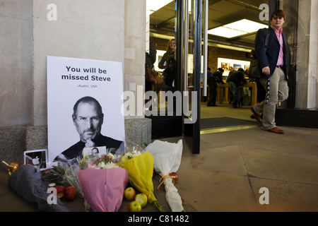 Makeshift shrine to Apple's Steve Jobs, the morning after his death was announced at the age of 56 from Cancer. Stock Photo